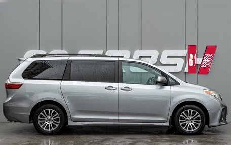 Toyota Sienna III, 2017 год, 3 120 000 рублей, 5 фотография