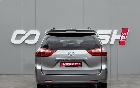 Toyota Sienna III, 2017 год, 3 120 000 рублей, 4 фотография