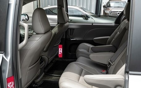 Toyota Sienna III, 2017 год, 3 120 000 рублей, 13 фотография