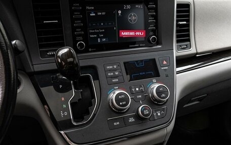 Toyota Sienna III, 2017 год, 3 120 000 рублей, 15 фотография