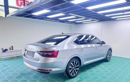 Skoda Superb III рестайлинг, 2022 год, 1 850 000 рублей, 4 фотография