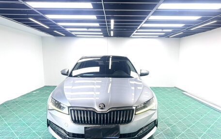 Skoda Superb III рестайлинг, 2022 год, 1 850 000 рублей, 2 фотография