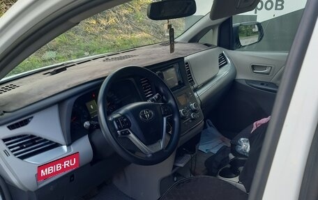 Toyota Sienna III, 2016 год, 2 680 000 рублей, 7 фотография