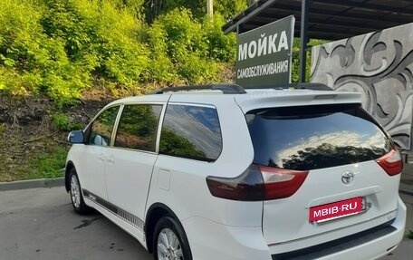 Toyota Sienna III, 2016 год, 2 680 000 рублей, 3 фотография