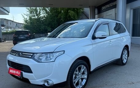 Mitsubishi Outlander III рестайлинг 3, 2013 год, 1 390 000 рублей, 3 фотография
