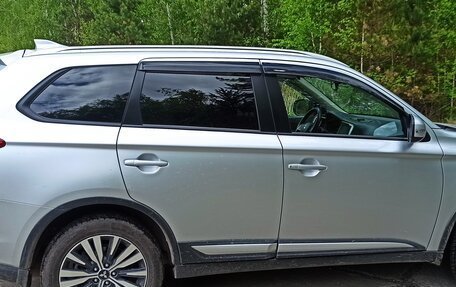 Mitsubishi Outlander III рестайлинг 3, 2018 год, 2 300 000 рублей, 7 фотография
