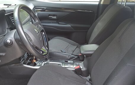 Mitsubishi Outlander III рестайлинг 3, 2018 год, 2 300 000 рублей, 9 фотография