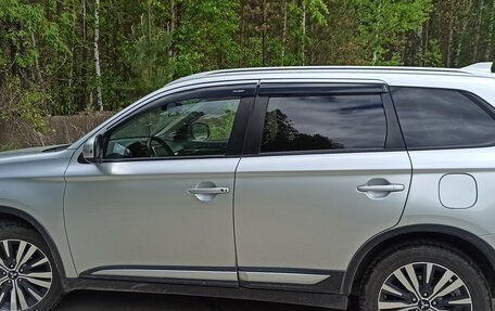 Mitsubishi Outlander III рестайлинг 3, 2018 год, 2 300 000 рублей, 5 фотография