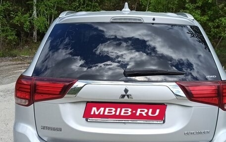 Mitsubishi Outlander III рестайлинг 3, 2018 год, 2 300 000 рублей, 6 фотография