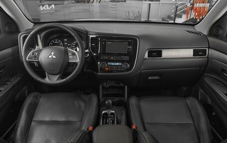 Mitsubishi Outlander III рестайлинг 3, 2013 год, 1 149 000 рублей, 8 фотография