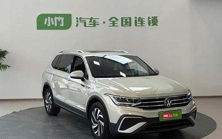 Volkswagen Tiguan II, 2023 год, 2 400 000 рублей, 1 фотография