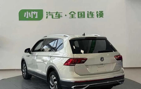 Volkswagen Tiguan II, 2023 год, 2 400 000 рублей, 4 фотография