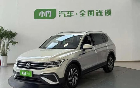 Volkswagen Tiguan II, 2023 год, 2 400 000 рублей, 2 фотография