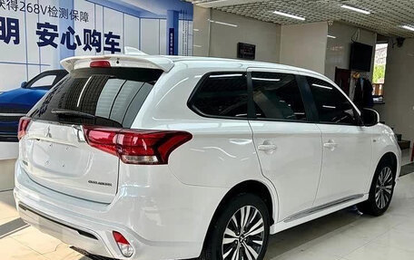 Mitsubishi Outlander III рестайлинг 3, 2022 год, 2 050 000 рублей, 3 фотография
