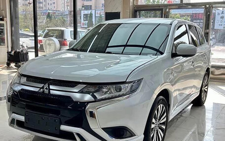 Mitsubishi Outlander III рестайлинг 3, 2022 год, 2 050 000 рублей, 2 фотография