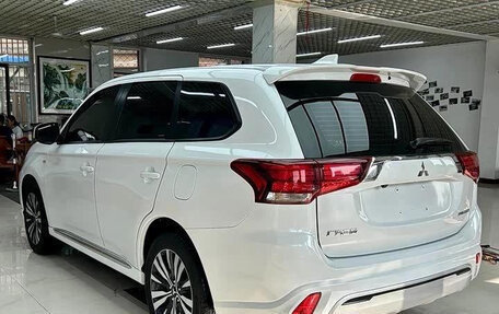 Mitsubishi Outlander III рестайлинг 3, 2022 год, 2 050 000 рублей, 4 фотография