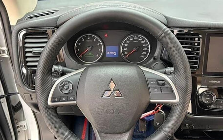 Mitsubishi Outlander III рестайлинг 3, 2022 год, 2 050 000 рублей, 6 фотография