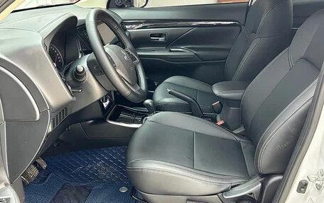 Mitsubishi Outlander III рестайлинг 3, 2022 год, 2 050 000 рублей, 7 фотография