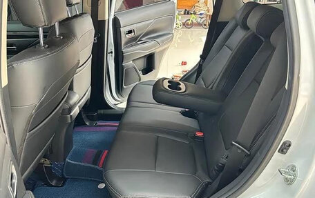 Mitsubishi Outlander III рестайлинг 3, 2022 год, 2 050 000 рублей, 8 фотография