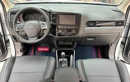 Mitsubishi Outlander III рестайлинг 3, 2022 год, 2 050 000 рублей, 5 фотография