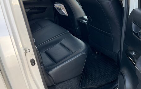 Toyota Hilux VIII, 2017 год, 4 200 000 рублей, 10 фотография