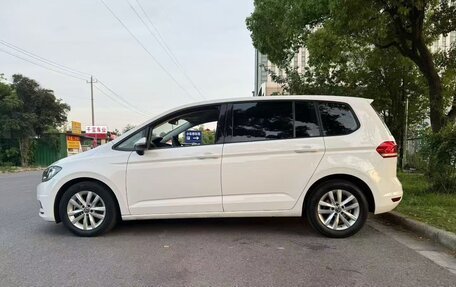 Volkswagen Touran III, 2022 год, 1 280 000 рублей, 3 фотография