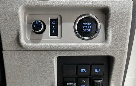 Toyota Land Cruiser Prado 150 рестайлинг 2, 2019 год, 4 677 000 рублей, 18 фотография