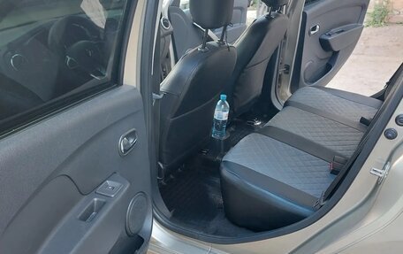 Renault Logan II, 2019 год, 980 000 рублей, 12 фотография