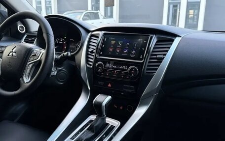 Mitsubishi Pajero Sport III рестайлинг, 2017 год, 2 999 000 рублей, 30 фотография