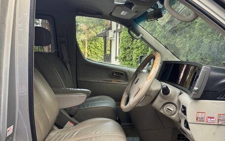 Nissan Elgrand III, 2004 год, 550 000 рублей, 2 фотография