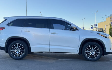 Toyota Highlander III, 2019 год, 3 600 000 рублей, 4 фотография
