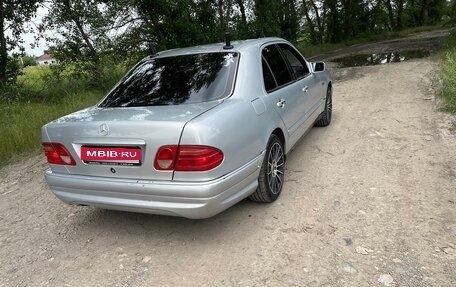 Mercedes-Benz E-Класс, 1998 год, 420 000 рублей, 1 фотография