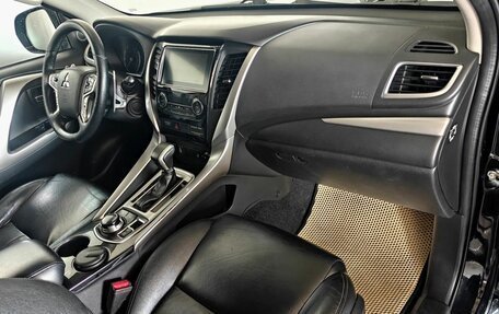 Mitsubishi Pajero Sport III рестайлинг, 2017 год, 2 290 000 рублей, 10 фотография