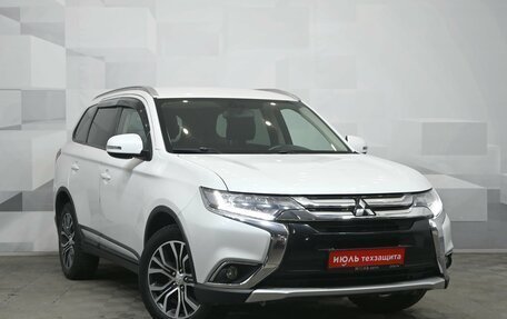 Mitsubishi Outlander III рестайлинг 3, 2018 год, 2 600 000 рублей, 3 фотография