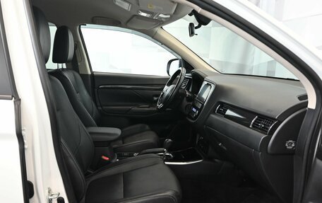 Mitsubishi Outlander III рестайлинг 3, 2018 год, 2 600 000 рублей, 10 фотография