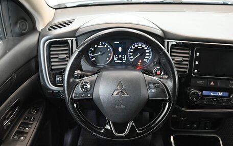 Mitsubishi Outlander III рестайлинг 3, 2018 год, 2 600 000 рублей, 11 фотография