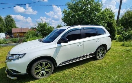Mitsubishi Outlander III рестайлинг 3, 2021 год, 3 000 000 рублей, 2 фотография