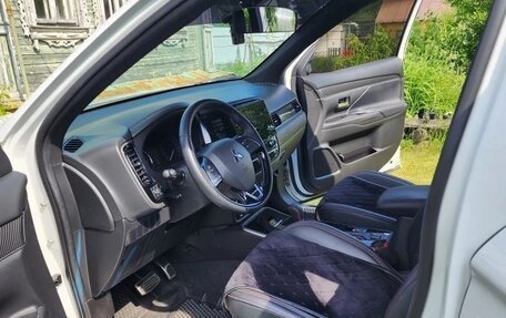 Mitsubishi Outlander III рестайлинг 3, 2021 год, 3 000 000 рублей, 8 фотография