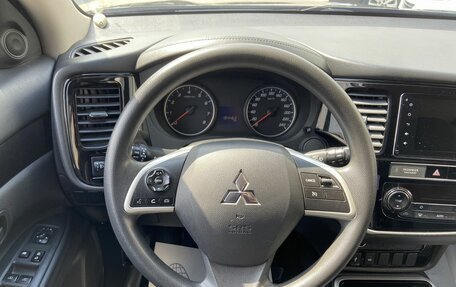 Mitsubishi Outlander III рестайлинг 3, 2018 год, 1 650 000 рублей, 13 фотография