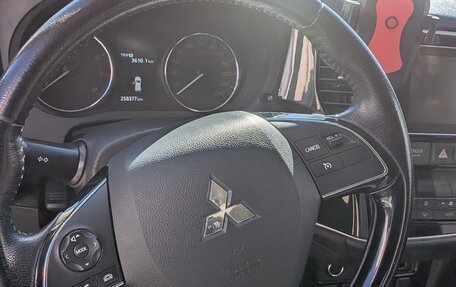 Mitsubishi Outlander III рестайлинг 3, 2018 год, 1 440 000 рублей, 10 фотография