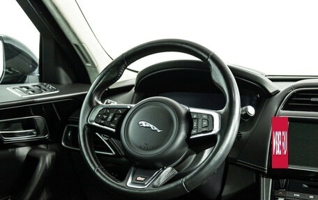 Jaguar F-Pace, 2016 год, 3 400 000 рублей, 26 фотография