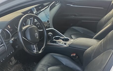Toyota Camry, 2018 год, 2 800 000 рублей, 4 фотография