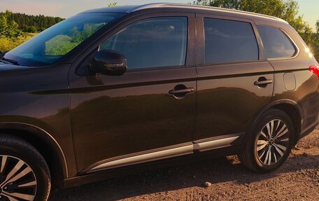 Mitsubishi Outlander III рестайлинг 3, 2020 год, 2 120 000 рублей, 4 фотография