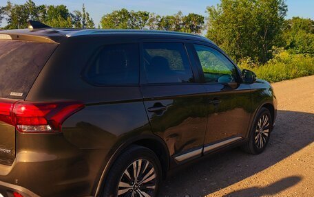 Mitsubishi Outlander III рестайлинг 3, 2020 год, 2 120 000 рублей, 5 фотография