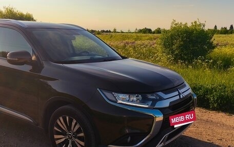 Mitsubishi Outlander III рестайлинг 3, 2020 год, 2 120 000 рублей, 2 фотография
