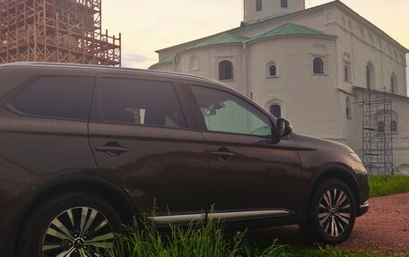 Mitsubishi Outlander III рестайлинг 3, 2020 год, 2 120 000 рублей, 8 фотография