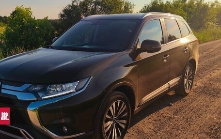 Mitsubishi Outlander III рестайлинг 3, 2020 год, 2 120 000 рублей, 3 фотография