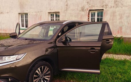 Mitsubishi Outlander III рестайлинг 3, 2020 год, 2 120 000 рублей, 18 фотография