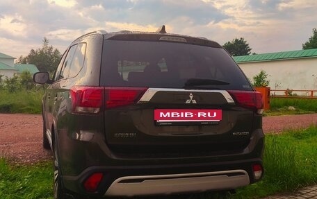 Mitsubishi Outlander III рестайлинг 3, 2020 год, 2 120 000 рублей, 9 фотография