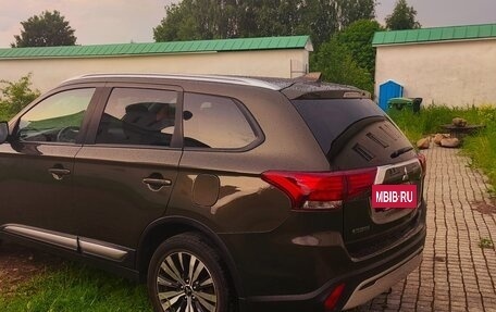 Mitsubishi Outlander III рестайлинг 3, 2020 год, 2 120 000 рублей, 10 фотография